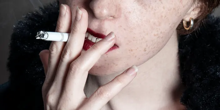 カプセル入りタバコを噛むイメージ画像