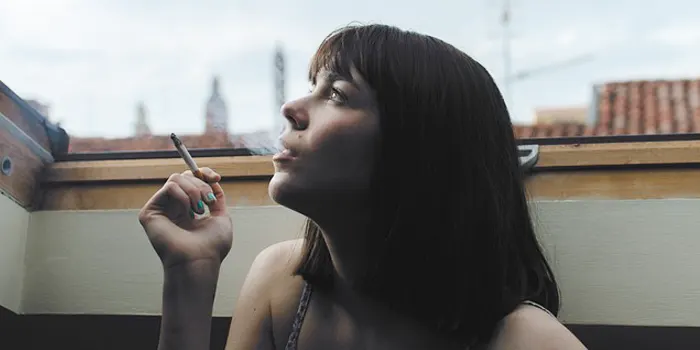 カプセル入りタバコを吸うイメージ画像