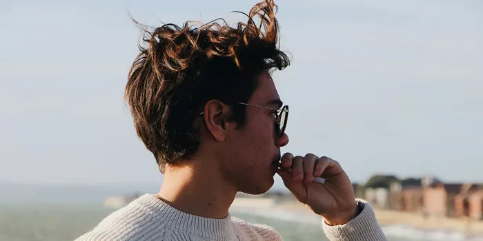 タバコを吸う男性