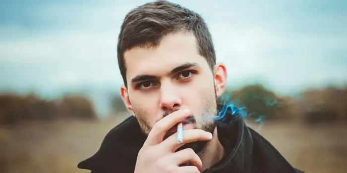 タバコを吸う男性