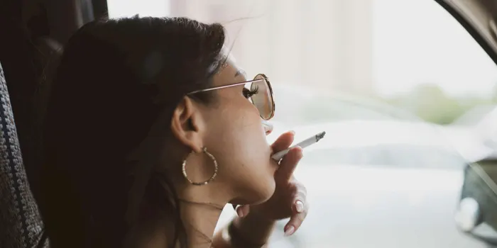 タバコを吸う女性