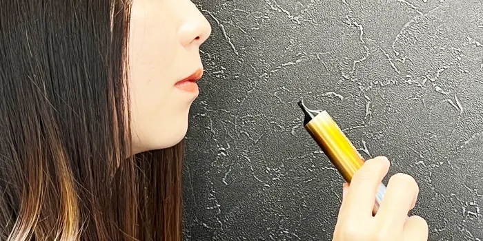 煙を口の中に溜める