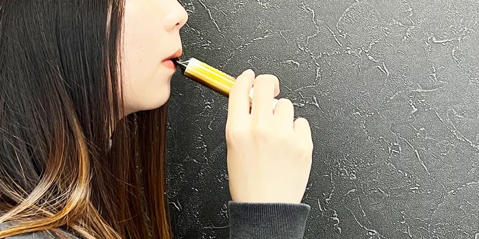 チラーズの吸い口を咥える