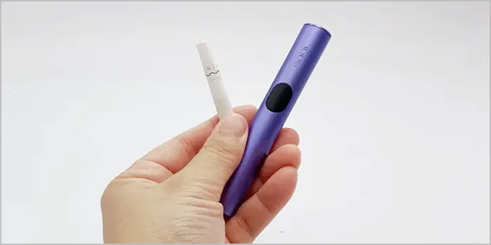 ホルダーからタバコスティックを取り出す写真