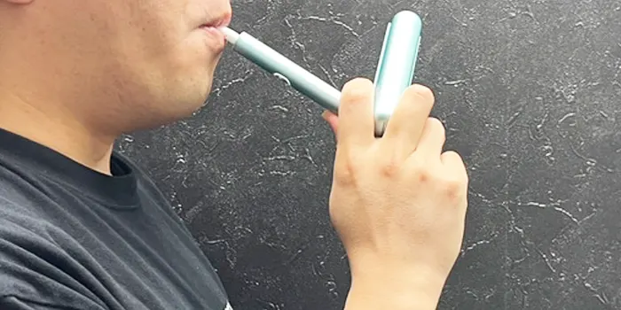 新型IQOSイルマi(アイ)プライムを吸っている画像