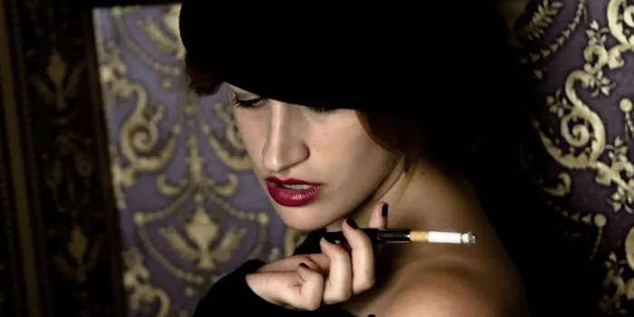 タバコを吸っている女性の画像