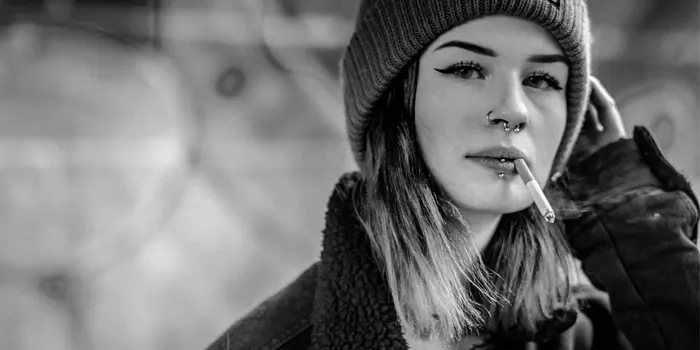 タバコを吸っている女性のイラスト