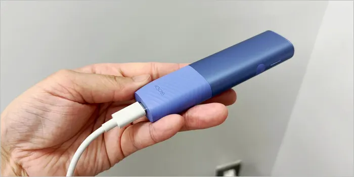 アイコスイルマアイワンとUSBケーブルを接続