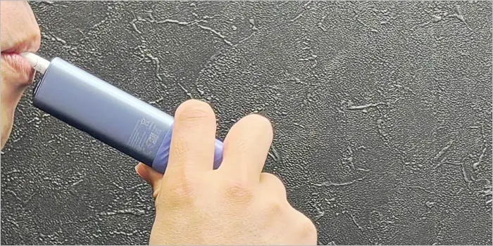 アイコスイルマアイワンで喫煙中の画像