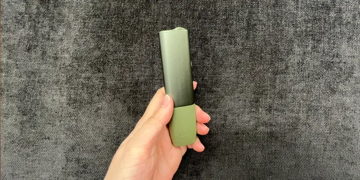 アイコスイルマプライムを持つ手