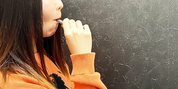 ニコレスベイプを吸っている画像