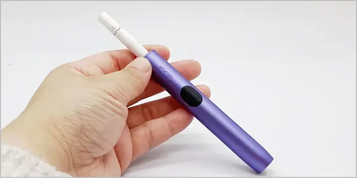 ホルダーにスティックを挿入する写真