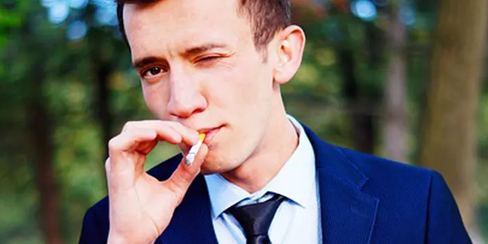 タバコを吸う男性