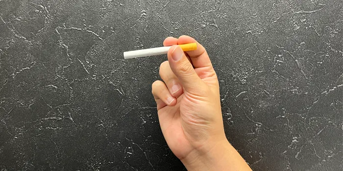 親指・人差し指・中指でタバコを持つ