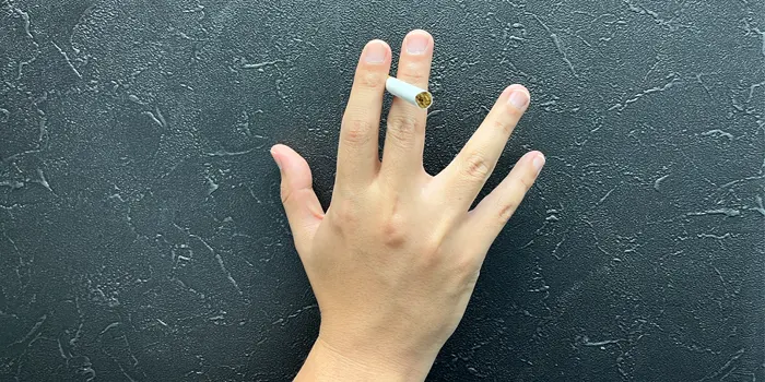 人差し指と中指を伸ばして持つ