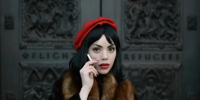 タバコを持つ女性