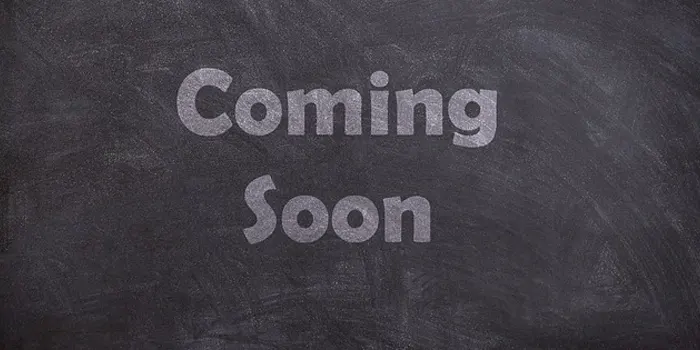 黒板に書かれたComing Soonの文字