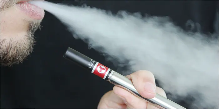 電子タバコを吸う男性の口