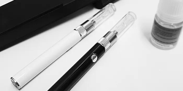 テーブルの上の電子タバコ