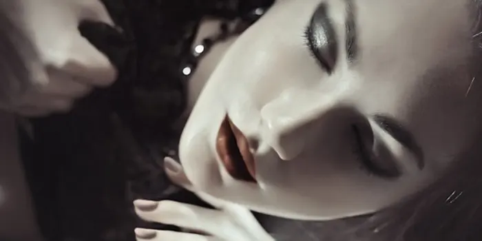 目をつぶった女性の顔