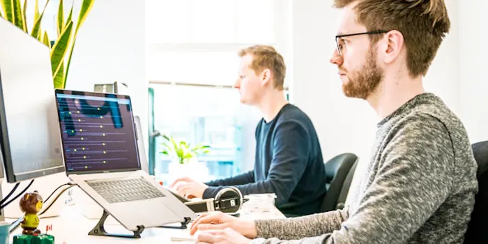 デスクで作業をしている男性