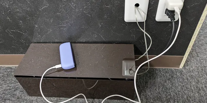 アイコスイルマを純正のアダプターとケーブルで充電している画像