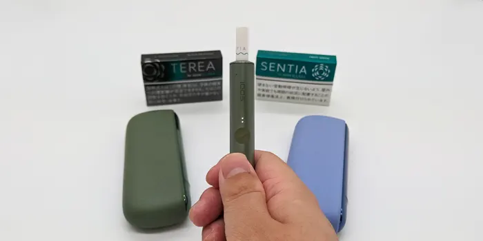 アイコスイルマにタバコスティックをセットしている画像