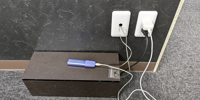 アイコスイルマアイワンを純正のアダプターとケーブルで充電している画像