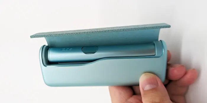 アイコスイルマアイプライムのカバーを開けている画像