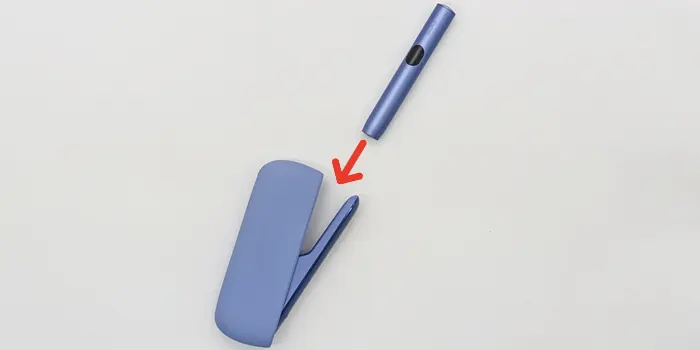 ホルダーをチャージャーにセットしようとしている画像