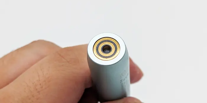 ホルダーとポケットチャージャーの接触部分