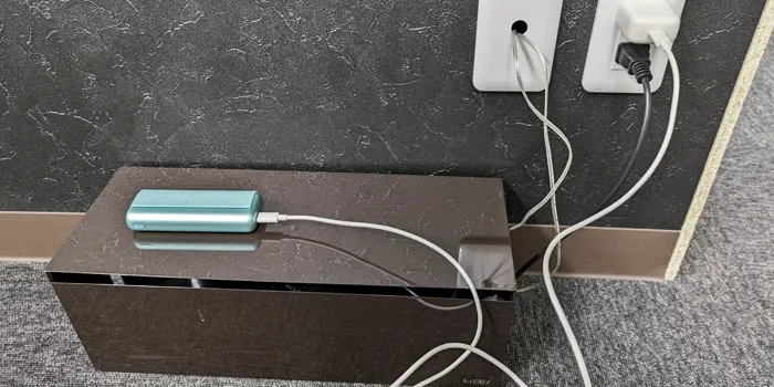 アイコスイルマアイプライムを純正のアダプターとケーブルで充電している画像