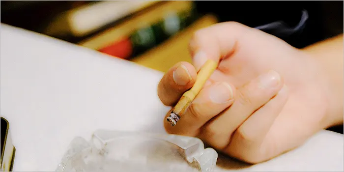 タバコを持つ手