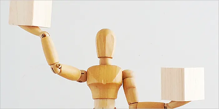 手に持ったブロックを比較する人形