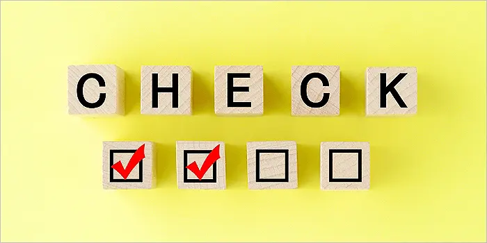 チェックの文字が書かれたブロック