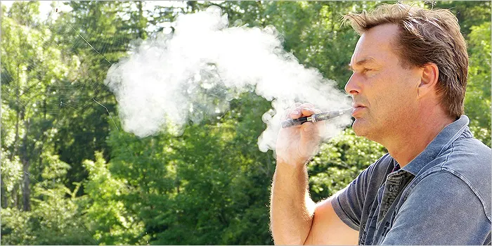 電子タバコを吸う男性