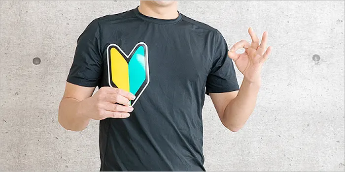初心者マークを持つ男性