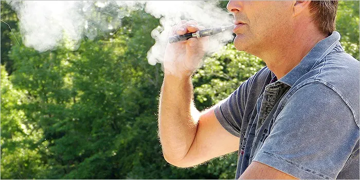 電子タバコを吸う男性