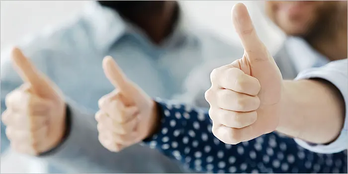 サムズアップをする手