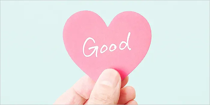 グッドと書かれたハートを持つ手