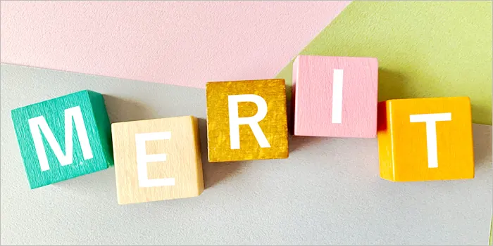 メリットと書かれたブロック