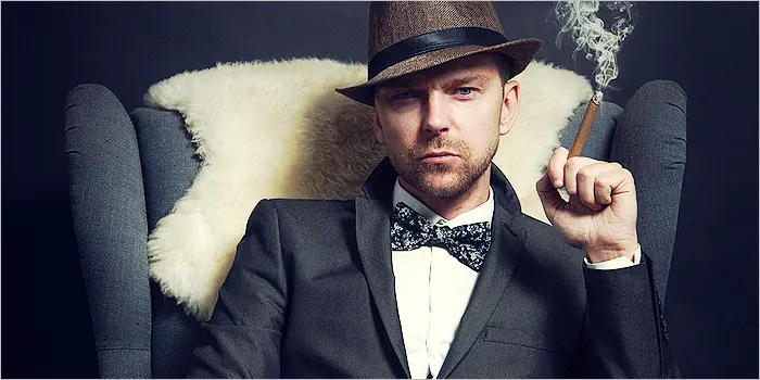 タバコを吸う男性