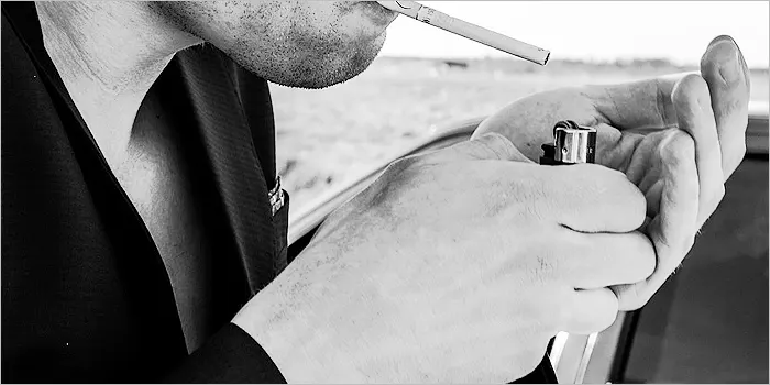 タバコに火を点ける男性の手元
