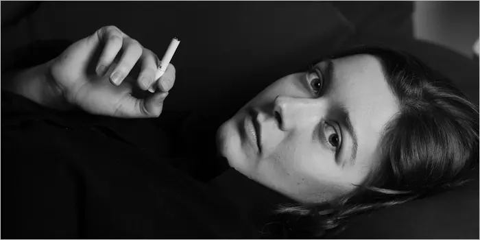 タバコを持った女性