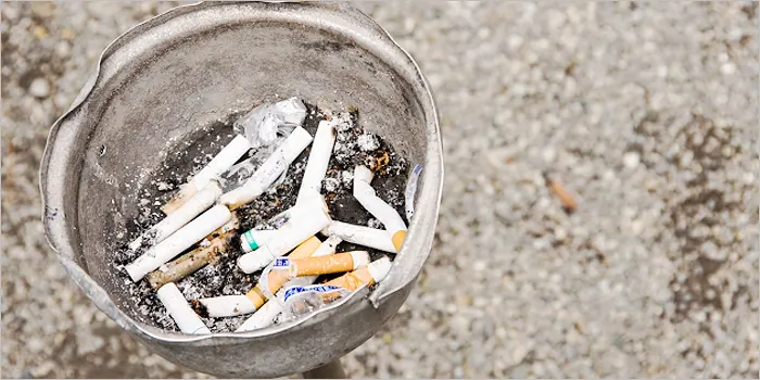 タバコが入った灰皿