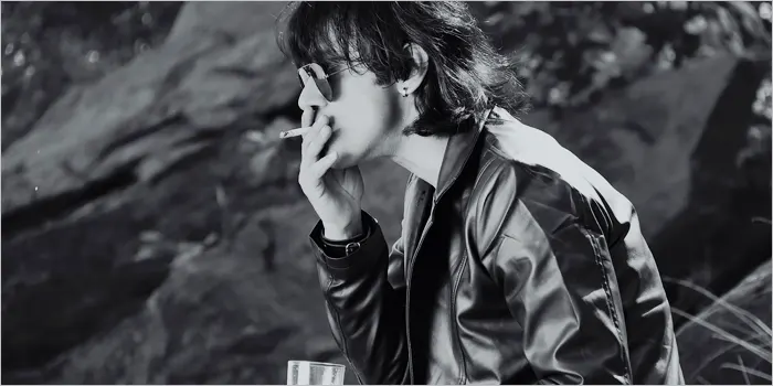 タバコを吸う男性