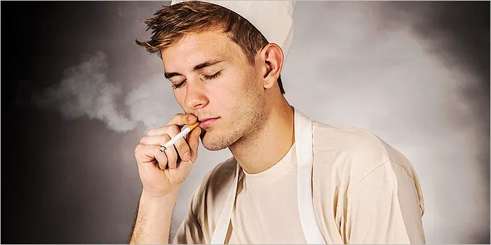 タバコを吸う男性