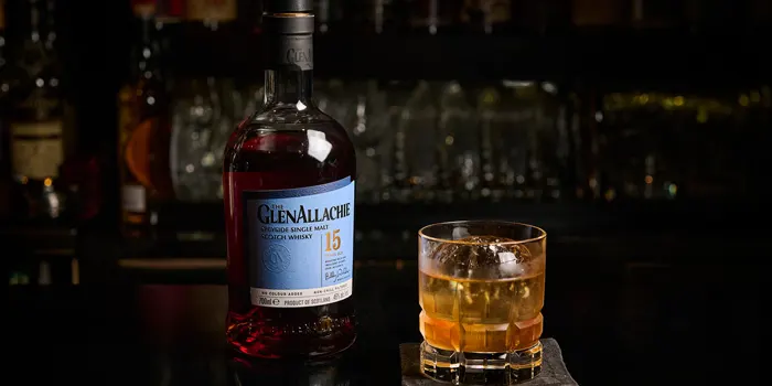 バーカウンターにあるウィスキー